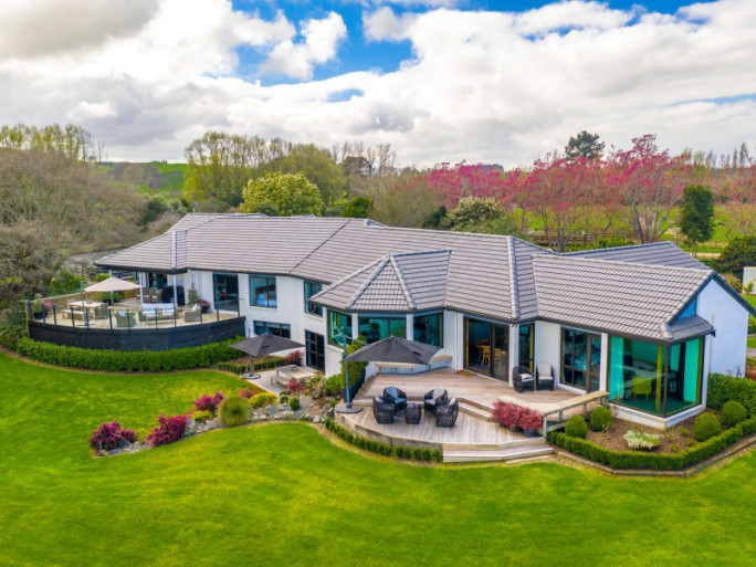 Luxury Lakeview Boutique Lodge Business for Sale Cambridge 